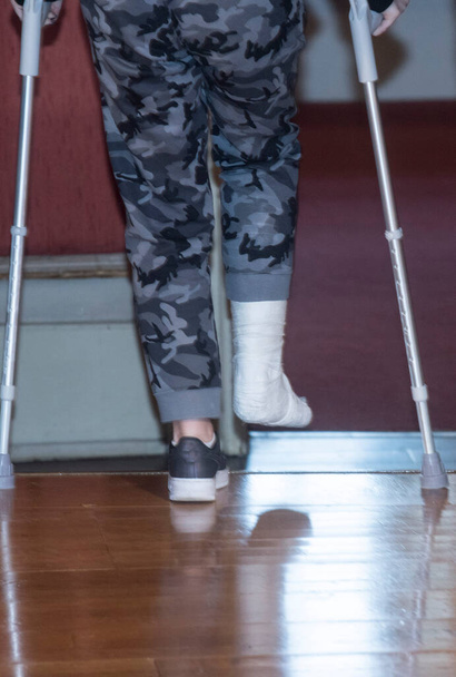 歩行障害者の歩行補助としての松葉杖 - 写真・画像