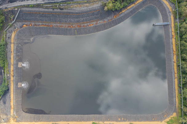 Mina de carbón industrial, tanque de sendimentación abstracta en Polonia. Lago industrial Vista aérea del dron  - Foto, Imagen