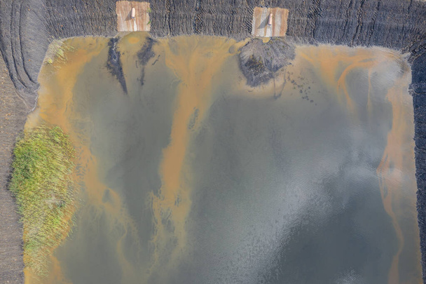 Mine de charbon industrielle, réservoir de sédimentation abstrait de la mine en Pologne. Lac industriel Vue aérienne de drone  - Photo, image