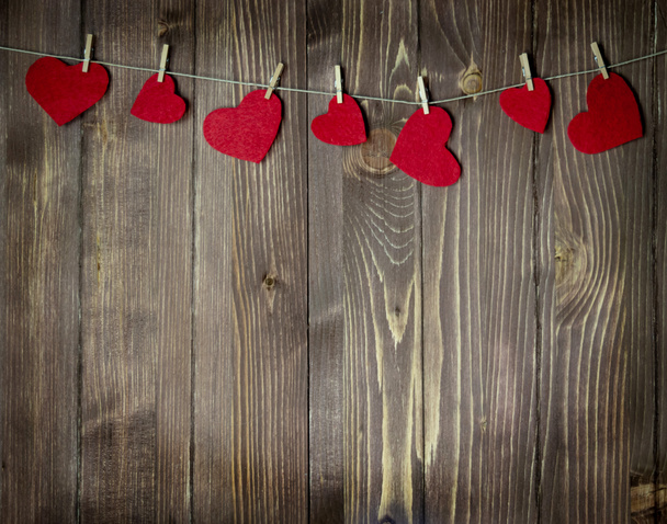 Červená srdce na dřevěném pozadí.Valentýna - Fotografie, Obrázek