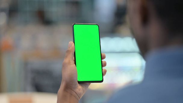 Smartphone mit grünem Chroma-Schlüsselbildschirm  - Foto, Bild
