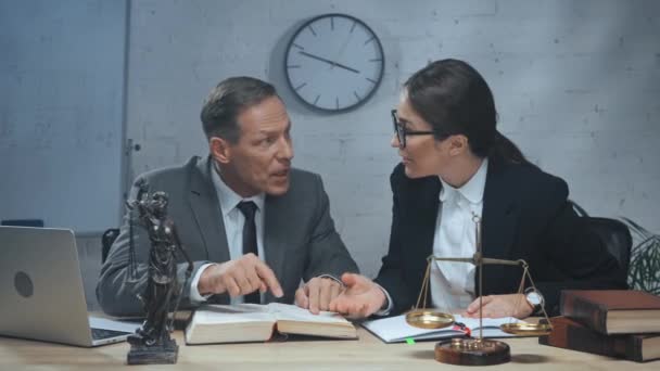 Anwälte suchen und buchen und reden während ihrer Arbeit im Büro  - Filmmaterial, Video