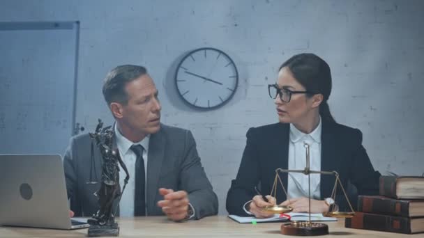 Právník mluví s kolegou psaní na notebook v kanceláři  - Záběry, video