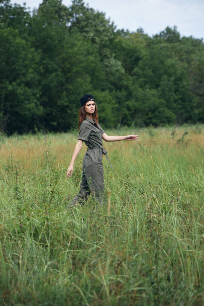 Woman green jumpsuit travel fresh air landscape - Valokuva, kuva