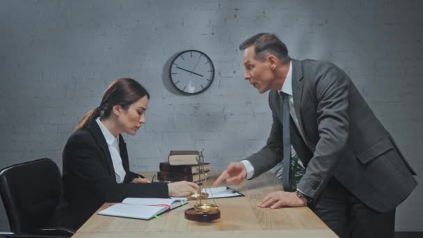 Rozzlobený klient mluví s pojišťovacím agentem v kanceláři  - Záběry, video