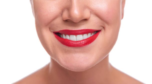 Женское лицо с красной помадой на губах и белыми зубами. - Фото, изображение