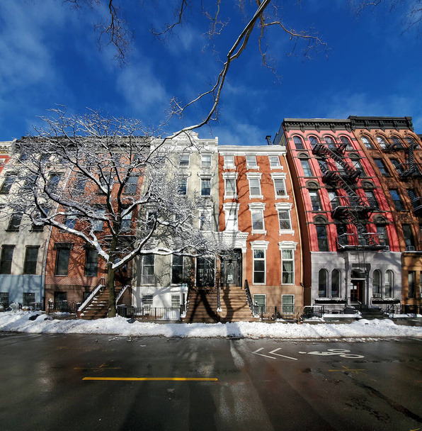 Snowy zima scena z kolorowymi budynkami mieszkalnymi na 10th Street w dzielnicy East Village w Nowym Jorku - Zdjęcie, obraz