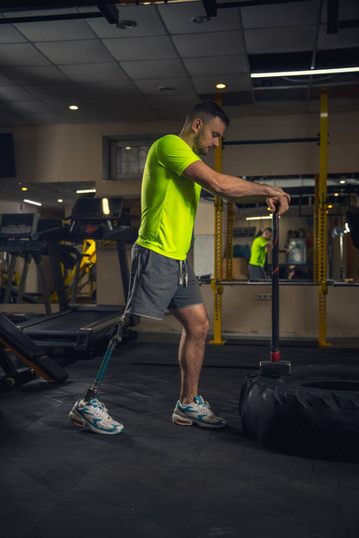 Disabled man training in the gym of rehabilitation center - Fotografie, Obrázek