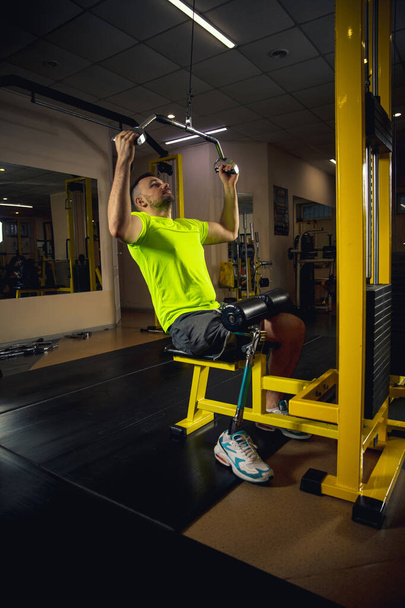 Disabled man training in the gym of rehabilitation center - Фото, зображення