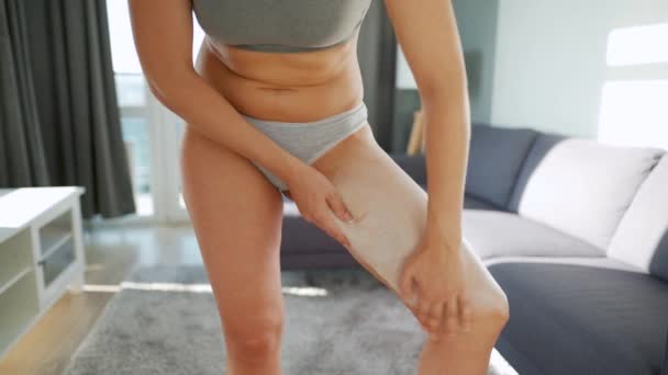 Жінка мазає ногу антицелюлітним кремом і робить самомасаж
 - Кадри, відео