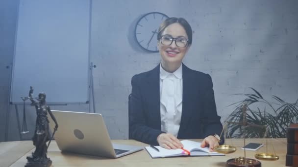 Hymyilevä vakuutusasiamies osoittaa käsi kädessä toimistossa  - Materiaali, video