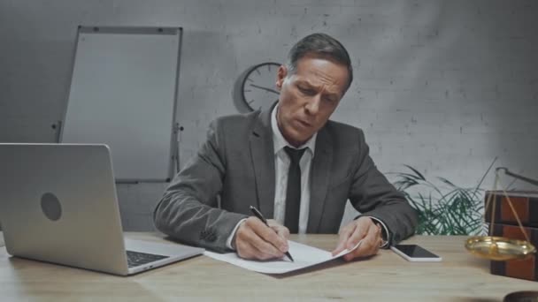 Θυμωμένος δικηγόρος σκίζει και πετάει χαρτί στο γραφείο  - Πλάνα, βίντεο