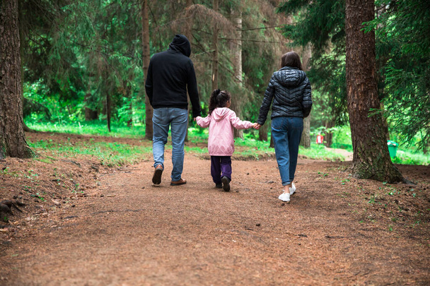 The family walks in the Park togethe - Valokuva, kuva