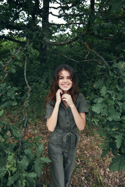 mujer en el bosque sonrisa alegría viaje naturaleza aire fresco  - Foto, imagen