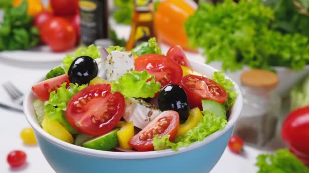 Ensalada de verduras frescas, ensalada griega de cocina mediterránea - Imágenes, Vídeo