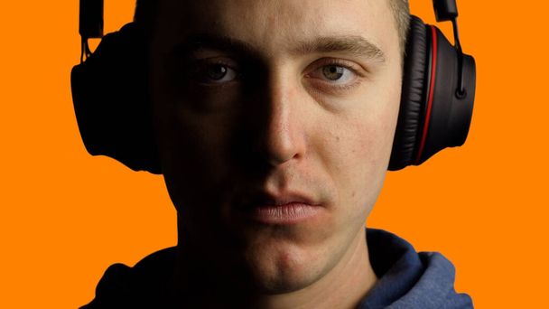 Young Man Wearing Headphones Looking at Camera - Foto, immagini
