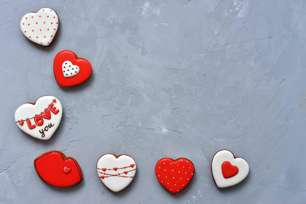 Ημέρα του Αγίου Βαλεντίνου Σπιτικά cookies σε φόντο Ultimate Gray, κορυφαία προβολή. Χώρος για κείμενο. Νόστιμο και γλυκό, καλυμμένο με γλάσο με ένα όμορφο μελόψωμο μοτίβο - Φωτογραφία, εικόνα
