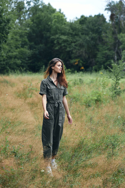 Nainen metsässä niityllä harmaa haalari  - Valokuva, kuva