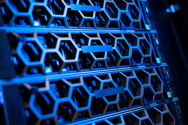 Иллюминированные голубые серверы в гиперконвергентной среде в современном датацентре - Фото, изображение
