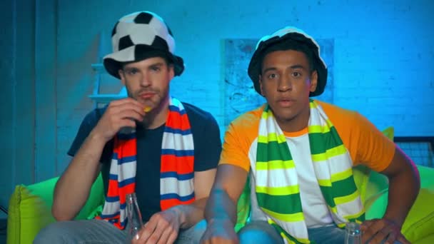 Fans de football multiethnique avec bière et chips à la recherche match - Séquence, vidéo