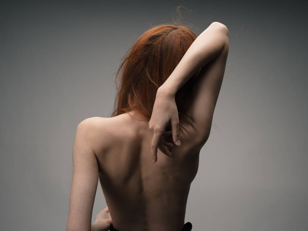 vrouw knuffelen zichzelf met handen terug uitzicht naakt terug model - Foto, afbeelding