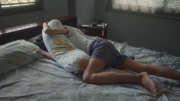 Jonge aziatische man probeert te slapen geïrriteerd door buurgeluiden - Video
