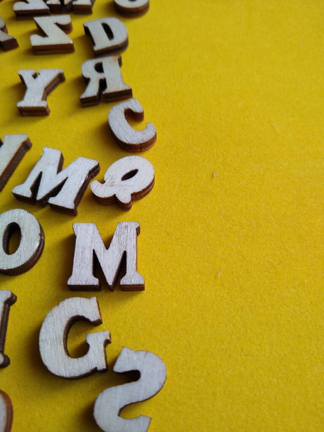 Metin için alanı olan sarı arkaplan üzerindeki harflerin çerçevesi - Fotoğraf, Görsel