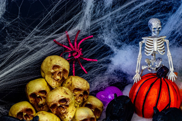 Surtido de coloridas decoraciones de halloween en exhibición. Calgary, Alberta, Canadá - Foto, imagen
