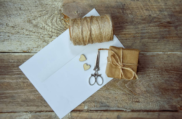 Fio, tesoura e papel sobre mesa de madeira - Foto, Imagem
