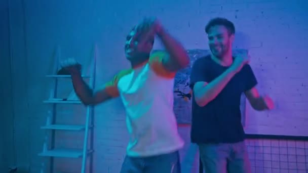 Multiethnische Freunde tanzen nachts zu Hause  - Filmmaterial, Video