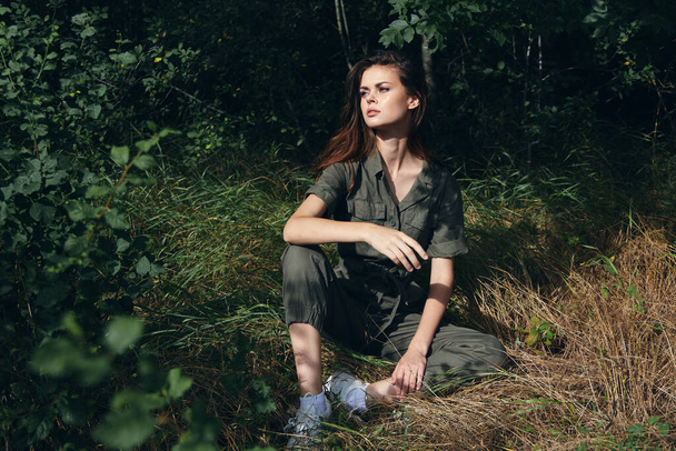 Жінка в лісі на землі свіже повітря літо
  - Фото, зображення