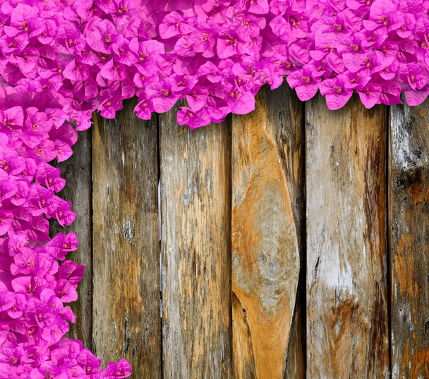 Flores púrpuras de buganvilla sobre madera vieja
  - Foto, Imagen