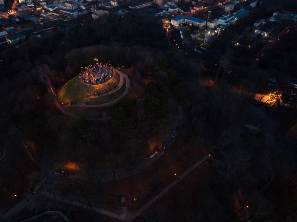 légi kilátás a magas vár és közel Iviv város másolási tér - Fotó, kép