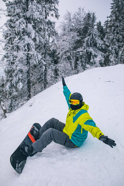 sangle homme en snowboard. activités sportives d'hiver. domaine skiable - Photo, image
