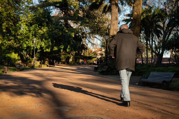 Лісабон, Португалія. 12 січня 2021 року. Чоловік, що ходить у Лісабонському саду.  - Фото, зображення