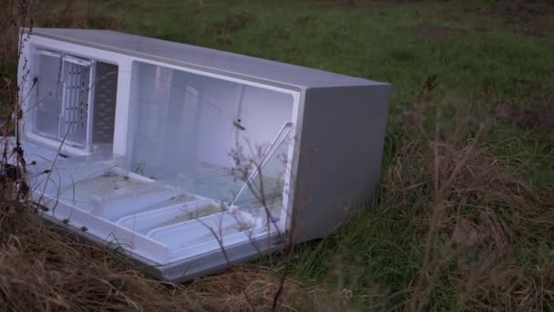 Réfrigérateur déversé dans le champ rural tir moyen - Séquence, vidéo