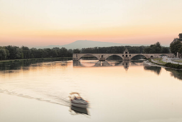 Aviñón, famoso puente con el río Ródano contra el atardecer en Provenza, Francia - Foto, Imagen