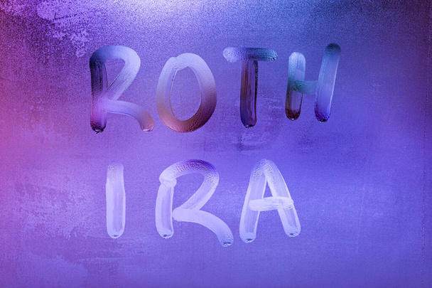 las palabras roth ira escrito a mano en la superficie de cristal de la ventana húmeda noche - Foto, Imagen