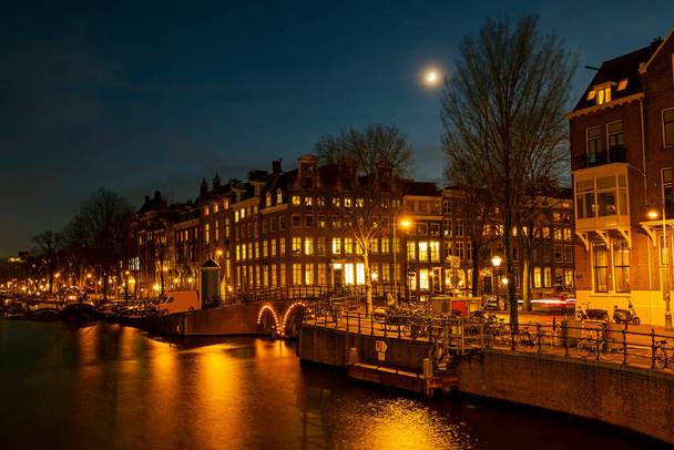 Perinteiset Amsterdamin talot Amstel-joella Alankomaissa yöllä - Valokuva, kuva