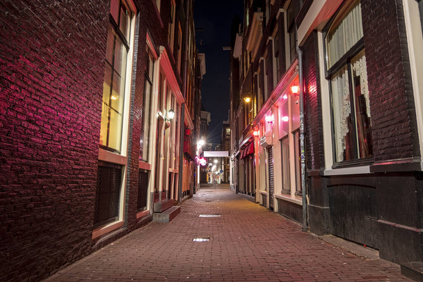 Район красных фонарей в Амстердаме Нидерланды ночью - Фото, изображение