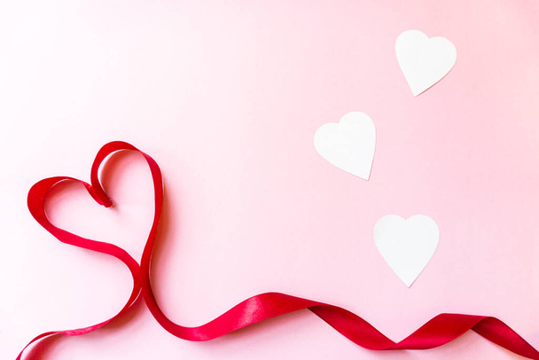 Piros szalag alakú szív és fehér szív. Valentin-nap - Fotó, kép