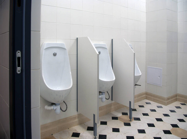 Белые туалеты в общественном туалете - Фото, изображение