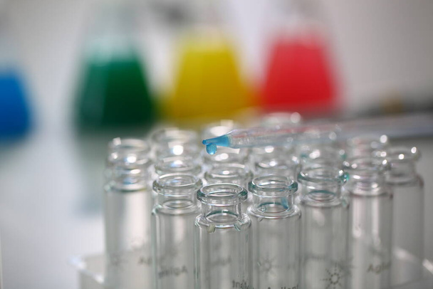 laboratório químico plástico embalagem laboratório assistente menina testes - Foto, Imagem