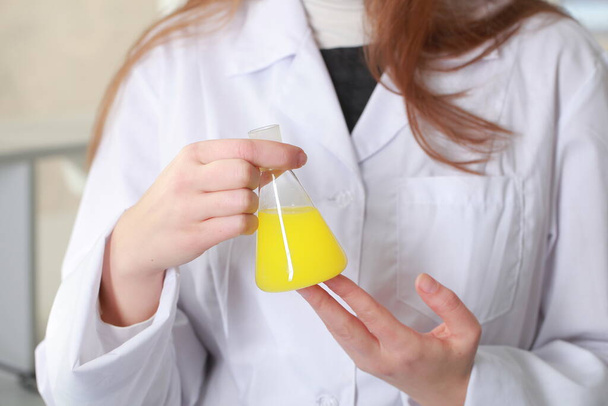 laboratorio químico plástico embalaje laboratorio asistente chica prueba - Foto, Imagen