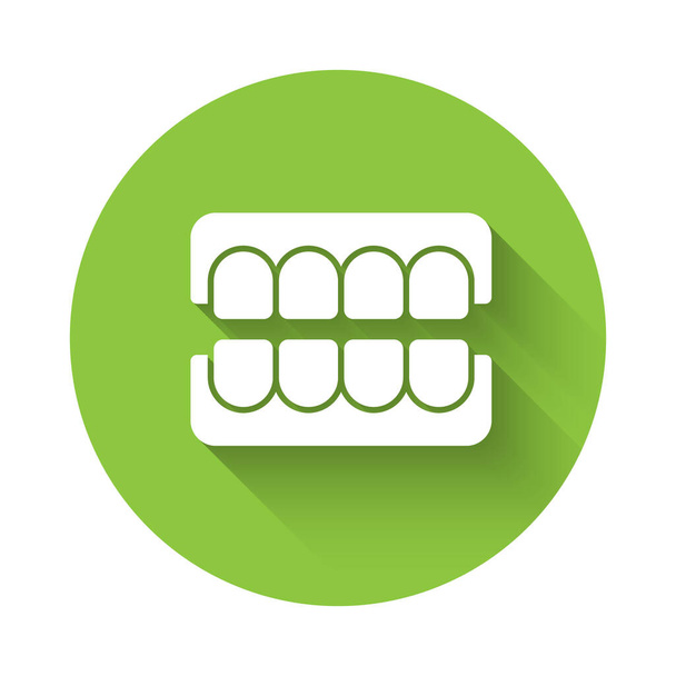 Піктограма білої фальшивої щелепи ізольована з довгою тінь. Стоматологічна щелепа або зубні протези, фальшиві зуби з різцями. Кнопка зеленого кола. Векторні
. - Вектор, зображення