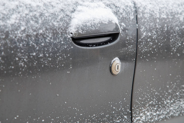 sèche sale et neigeuse porte de voiture noire avec trou de serrure de serrure mécanique - Photo, image