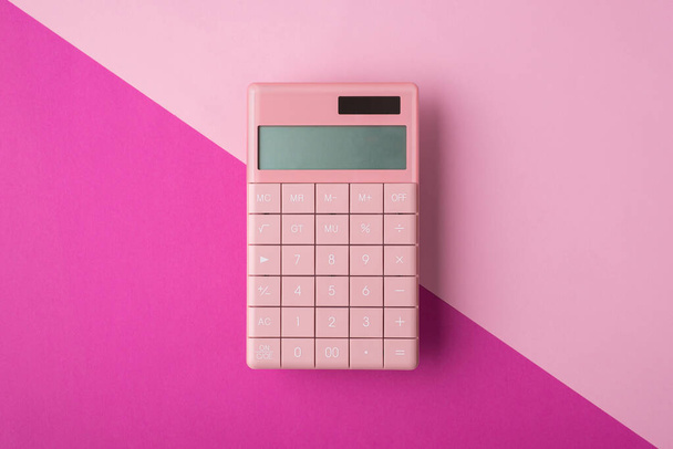 Boven boven close-up bekijk foto beeld van pastel roze rekenmachine geïsoleerd meer dan de helft helder decor - Foto, afbeelding