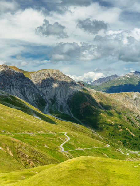 Paisaje de montaña a lo largo del camino al paso de Stelvio, provincia de Sondrio, Lombardía, Italia, en verano. - Foto, imagen