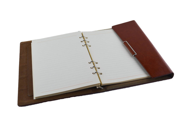 Binder σημειωματάριο με καφέ δερμάτινο κάλυμμα. Άνοιγμα σημειωματάριου, απομονωμένο σε λευκό - Φωτογραφία, εικόνα