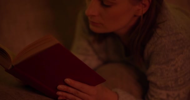 Жінка читає книгу на дивані у вітальні
 - Кадри, відео
